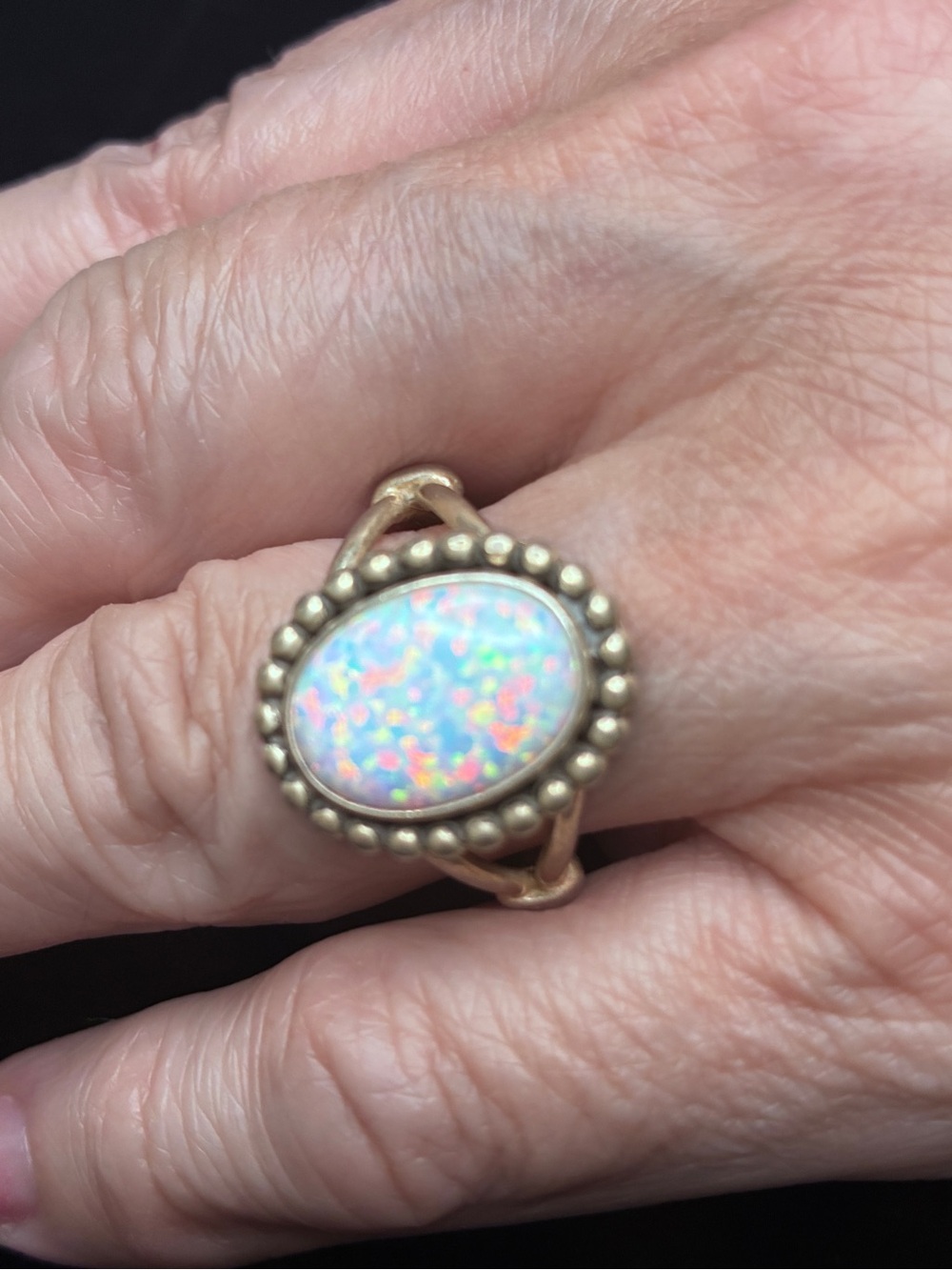 Beautiful Oval Ring in sterling silver. White/Multicolor